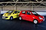 De finder let plads i selv det snævreste P-hus: Peugeot 107 1,4 HDI (den gule) og Kia Picanto 1,1 CRDi (den røde). Foto: Miriam Dalsgaard 