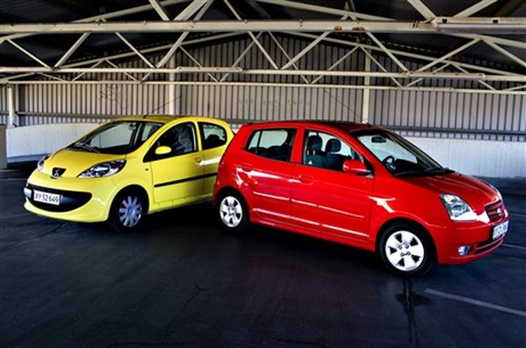 De finder let plads i selv det snævreste P-hus: Peugeot 107 1,4 HDI (den gule) og Kia Picanto 1,1 CRDi (den røde). Foto: Miriam Dalsgaard 