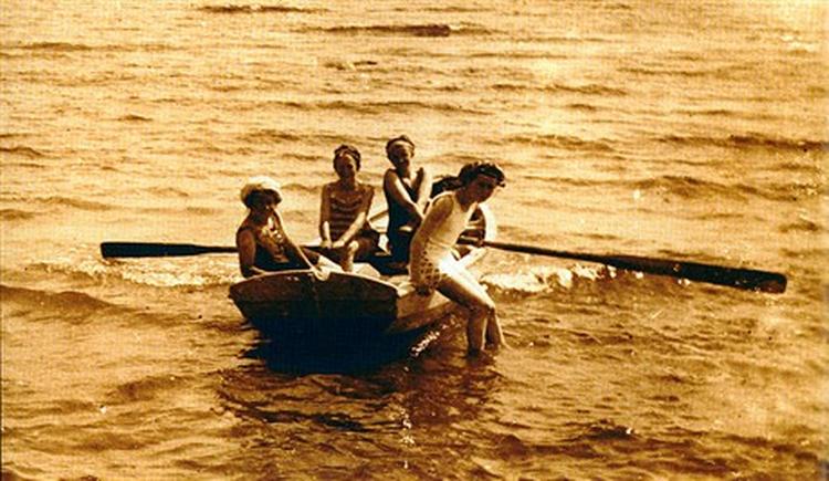 OH AT SEJLE PÅ BØLGEN BLÅ. - Foto fra bogen 