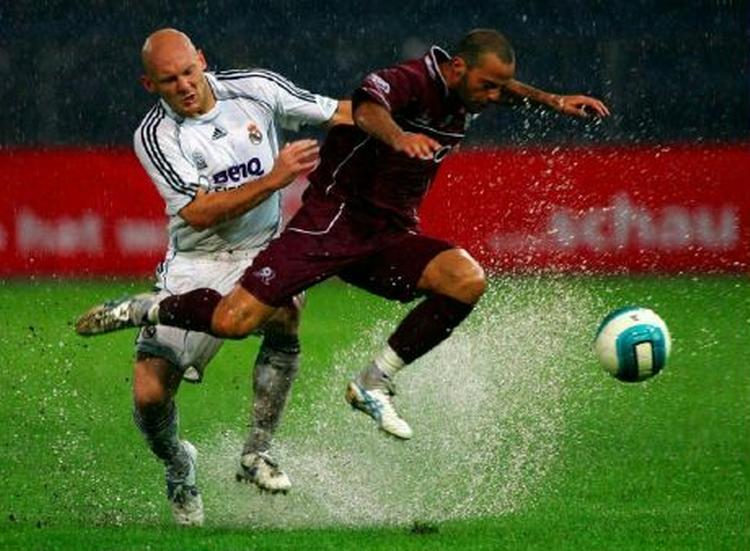 »Vi vil gerne prøve, om vi kan holde ham indenfor de rammer, vi har her i øjeblikket«, siger Celtic-manageren, der godt kunne tænke sig at se Gravesen i Glasgow. - Foto: AP 