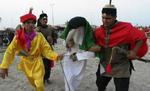 Irakiske shiamuslimer i traditionelle dragter udfører et lille skuespil i forbindelse med dagens religiøse festival. Bevæbnede mænd har dræbt 14 shiamuslimer i et religiøst optog i dag. - Foto: AP 