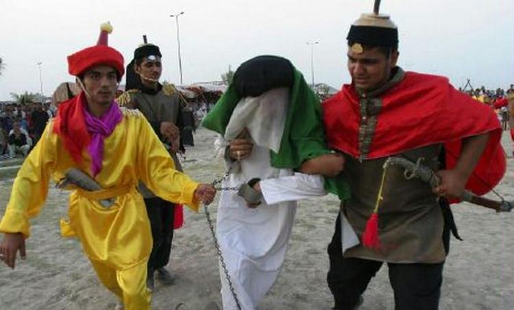 Irakiske shiamuslimer i traditionelle dragter udfører et lille skuespil i forbindelse med dagens religiøse festival. Bevæbnede mænd har dræbt 14 shiamuslimer i et religiøst optog i dag. - Foto: AP 