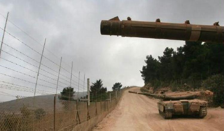 Israelske kampvogne står klar ved grænsen mellem Libanon og Israel. - Foto: AP 