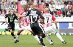 AaB's Siyabonga Nomvethe forsøger at få kontrol over bolden i kampen mod Randers, der belv sendt hjem til Kronjylland med et nederlag. - Foto: Mick Anderson 