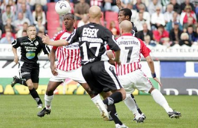 AaB's Siyabonga Nomvethe forsøger at få kontrol over bolden i kampen mod Randers, der belv sendt hjem til Kronjylland med et nederlag. - Foto: Mick Anderson 