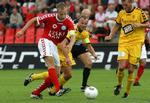 Silkeborgs Kim Olsen i aktion med Horsens Mads Rieper og Niels Lodberg som tilskuere. Horsens trak det længste strå. - Foto: Henrik Schütt 