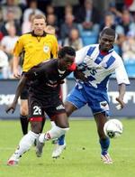 Ajilore Oluwafemi (t.v.) fra FC Midtjylland og Demba Njogu Nyren (th) fra Esbjerg fB kæmper om bolden. Nyren og Esbjerg tog sig gevaldigt sammen efter en fornærmende dårlig 1. halvleg. - Foto: Niels Husted 