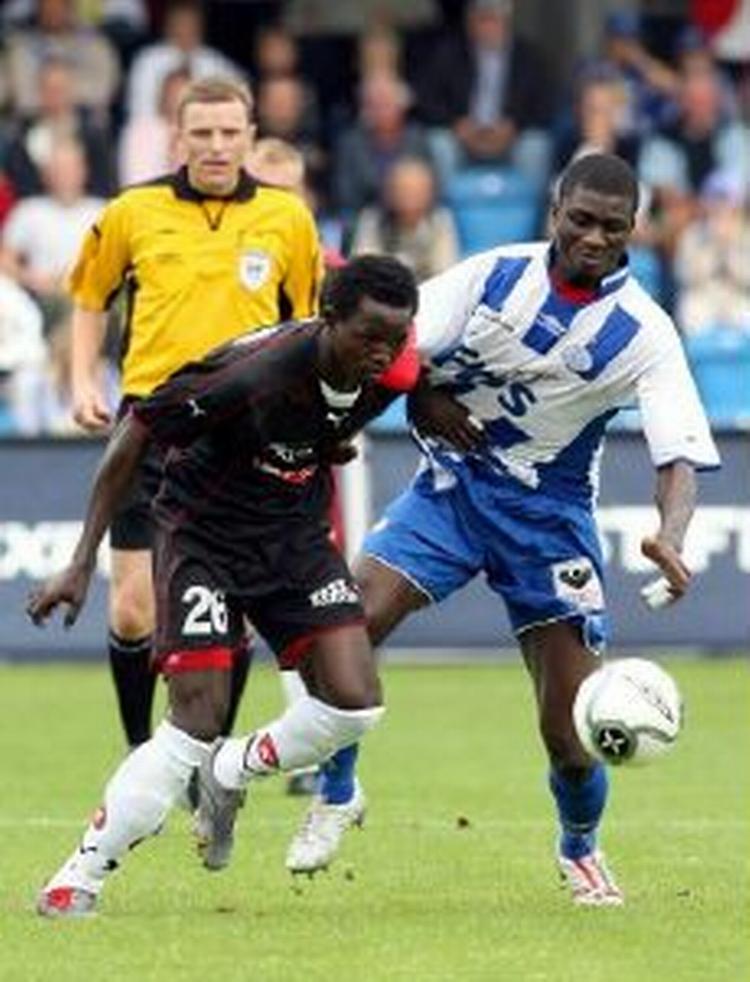 Ajilore Oluwafemi (t.v.) fra FC Midtjylland og Demba Njogu Nyren (th) fra Esbjerg fB kæmper om bolden. Nyren og Esbjerg tog sig gevaldigt sammen efter en fornærmende dårlig 1. halvleg. - Foto: Niels Husted 