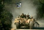 En israelsk tank på vej ud af Libanon, efter våbenhvilen trådte i kraft. Nu arbejder forskellige aktører på at træde ind i FN´s fredsbevarende styrke i Libanon. - Arkivfoto: AP 