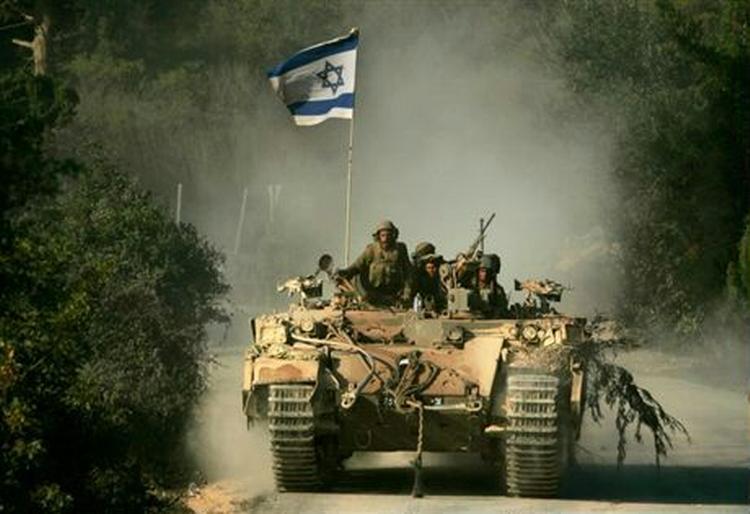 En israelsk tank på vej ud af Libanon, efter våbenhvilen trådte i kraft. Nu arbejder forskellige aktører på at træde ind i FN´s fredsbevarende styrke i Libanon. - Arkivfoto: AP 