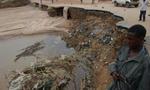 En soldat står vagt ved en vej, der er skyllet helt bort ved slumbyen Afetesia i byen Dire Dawa i det østlige Etiopien. - Foto: AP 