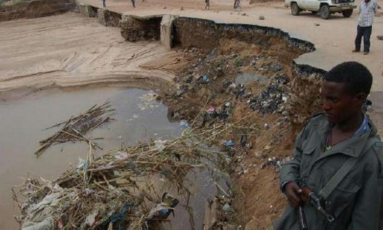En soldat står vagt ved en vej, der er skyllet helt bort ved slumbyen Afetesia i byen Dire Dawa i det østlige Etiopien. - Foto: AP 