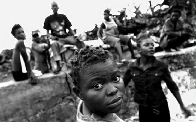 Congo er et af verdens fattigste lande - og landet har lang vej, før årtiers udnyttelse og dårlig ledelse er slut. Nu har det kæmpemæssige land overstået første del af et demokratisk valg. - Foto: Jerome Delay/AP 