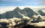 De længe ventede monsun-regnskyer er endelig ved at trække sig sammen over verdens højeste bjerg, Mount Everest, i Nepal. En gruppe kvinder er ovrbevist om, at en nøgen regndans hjalp skyerne på vej. - Foto: AP 