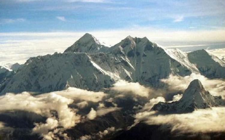 De længe ventede monsun-regnskyer er endelig ved at trække sig sammen over verdens højeste bjerg, Mount Everest, i Nepal. En gruppe kvinder er ovrbevist om, at en nøgen regndans hjalp skyerne på vej. - Foto: AP 