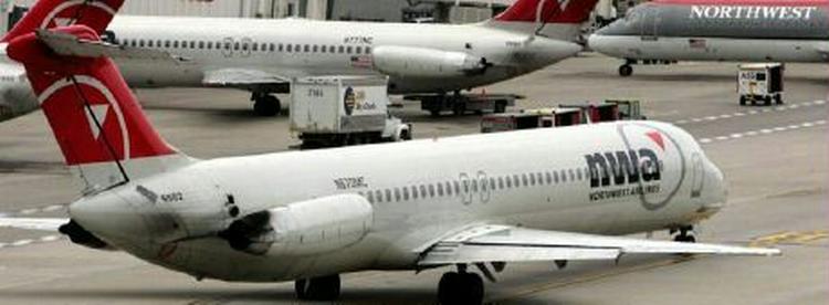 Et passagerfly fra det amerikanske luftfartsselskab Northwest Airlines, som på billedet, blev i dag eskorteret tilbage til Shiphol lufthavn i Amsterdam - Arkivfoto: AP 