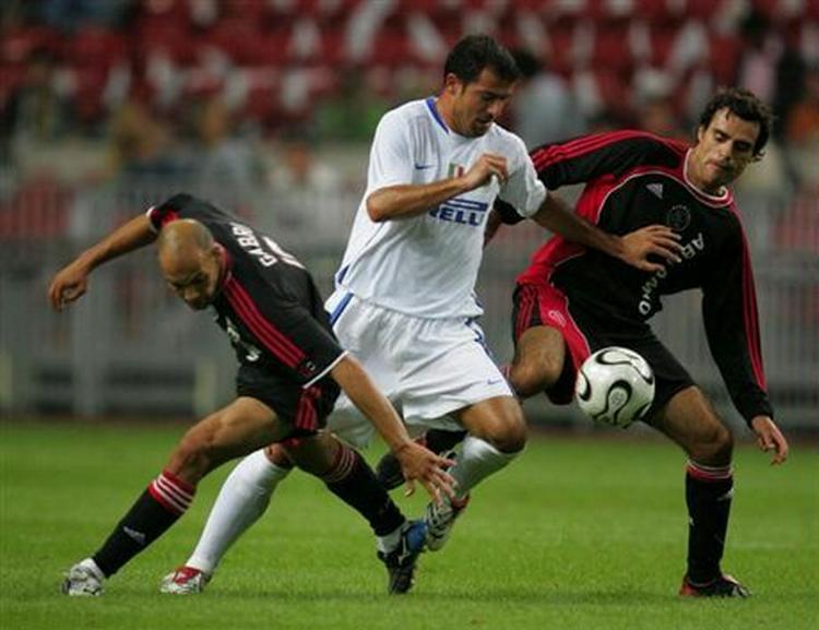 Perez (th) i en sommerkamp for Ajax mod Inter. Perez kan blive en af få danskere, der kan få spilletid i årets Champions League. - Foto: AP 