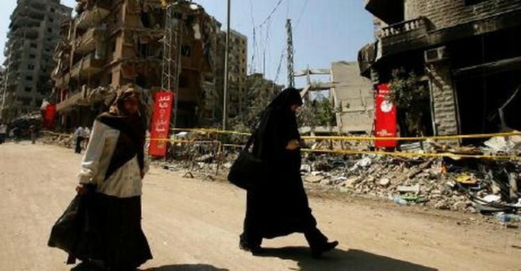 To libanesiske kvinder går forbi et område ramt af israelske bombardementer. - Foto: AP 