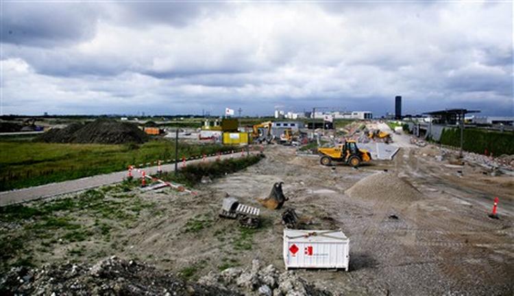 I dag huserer gravemaskinerne ved metrostation Vestamager. Men snart er pløjemarken forvandlet til en helt ny bydel, Ørestad Syd. Ørestadsselskabet har solgt grunde til 2.000 nye boliger på marken. - Foto: Morten Langkilde 