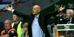 Træner Ståle Solbakken slår ud med armene i glæde over sejren. - Foto: Lars Poulsen 
