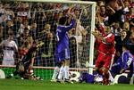 Mark Viduka (rød) jubler efter at have scoret sejrsmålet mod Chelsea. - Foto: AP 