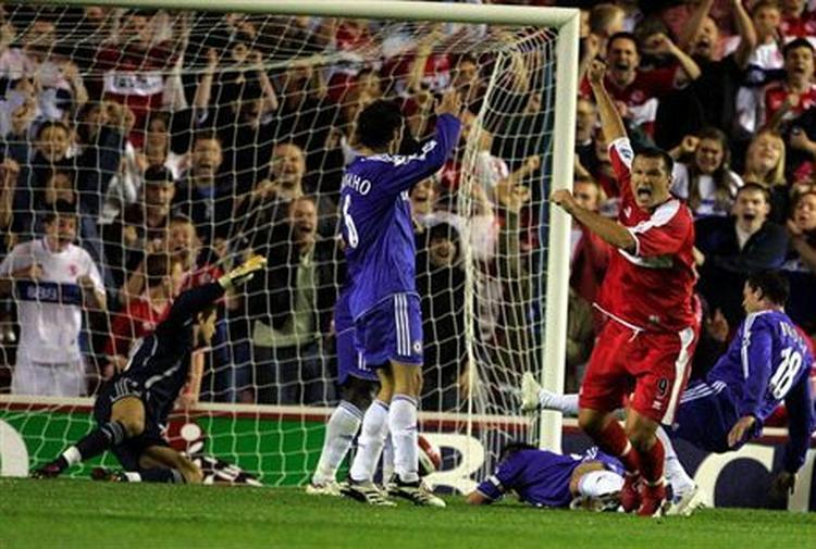 Mark Viduka (rød) jubler efter at have scoret sejrsmålet mod Chelsea. - Foto: AP 