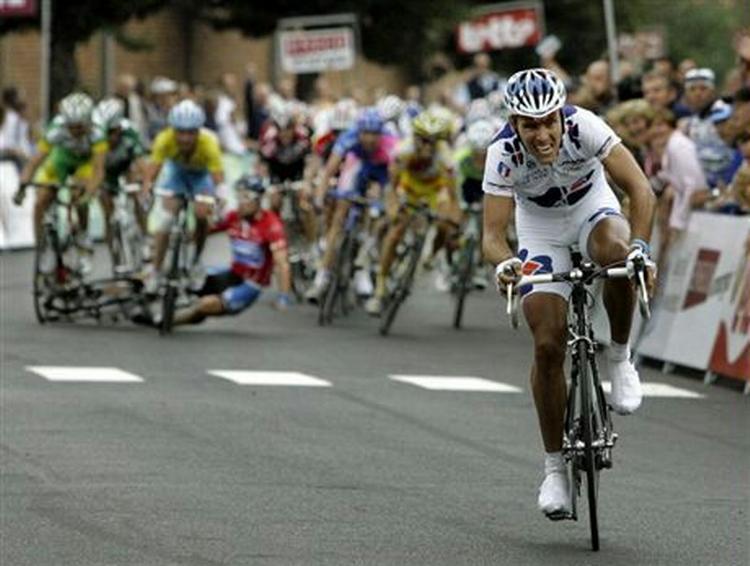 George Hincapie ryger i asfalten og taber titlen i Pro Tour-løbet Eneco i Belgien. - Foto: AP 