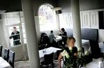 Det bedste ved Café Apoteket i Hellerup var den rare stemning og den hyggelige omgangstone. Så uendelig afslappet som en sejlbåd på Øresund eller en åben sportsvogn. 