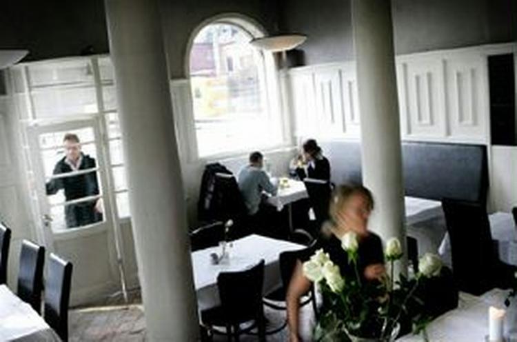 Det bedste ved Café Apoteket i Hellerup var den rare stemning og den hyggelige omgangstone. Så uendelig afslappet som en sejlbåd på Øresund eller en åben sportsvogn. 
