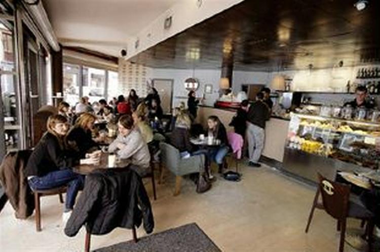Maden er ikke spændende på MJ Coffee. Tilgengæld er deres kaffe, kager og smoothies værd at skrive hjem om. 