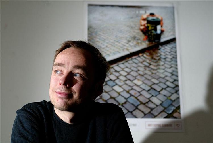 Dopingforsker Rasmus Damsgaard er tæt på et samarbejde med cykelholdet CSC. Han mener, at han med sin blotte tilstedeværelse kan skabe trykhed blandt rytterne, så de ikke føler sig pressede til at bruge doping. 