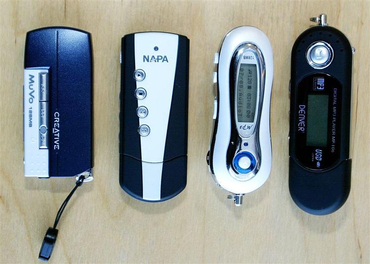 Creative (mp3-afspilleren til venstre) vinder på forlig med iPod. 