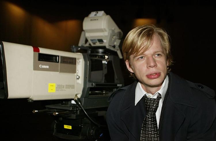 Clement Kjersgaard afviser at have nedlagt veto mod en planlagt bog om 'Clement Direkte'. 