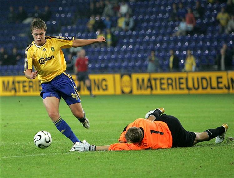 17-årige Nicolai Agger scorede to mål i sin debut for Brøndby, der gik videre i UEFA Cuppen med en sejr på 4-0 over Flora Tallinn. 