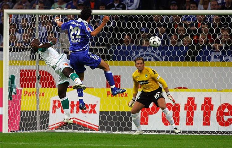 Schalkes Kevin Kuranyi bringer holdet foran på Peter Løvenkrands oplæg mod Werder Bremen. 