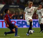 Christian Poulsen kæmper med Barcelonas Deco om bolden i Super Cup-kampen, som Sevilla vandt. 