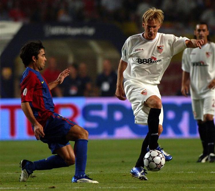 Christian Poulsen kæmper med Barcelonas Deco om bolden i Super Cup-kampen, som Sevilla vandt. 