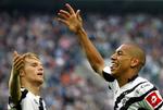 Borussia's Kahe (th) jubler efter at have scoret sejrsmålet mod Bielefeld. 