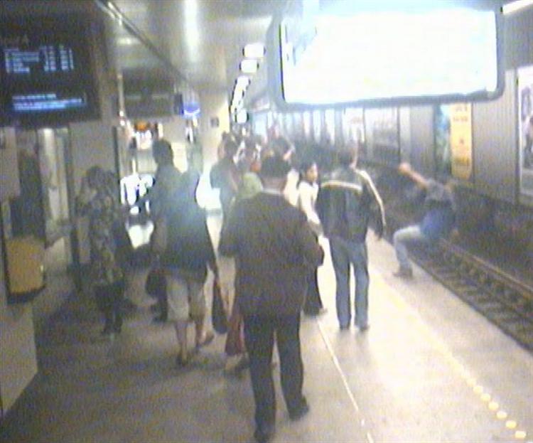 Manden blev kastet ud foran s-toget efter et skænderi. 