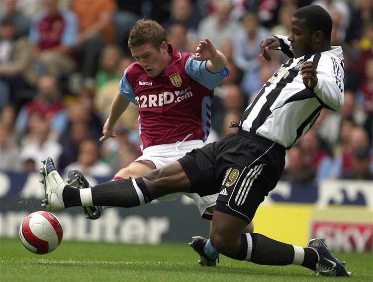 Newcastles Titus Bramble forsøger at sætte en stopper for en Villa-angreb. 