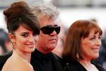 Penélope Cruz sammen med Pedro Almodóvar og Carmen Maura inden priserne blev delt ud i Cannes. - Foto: AP 