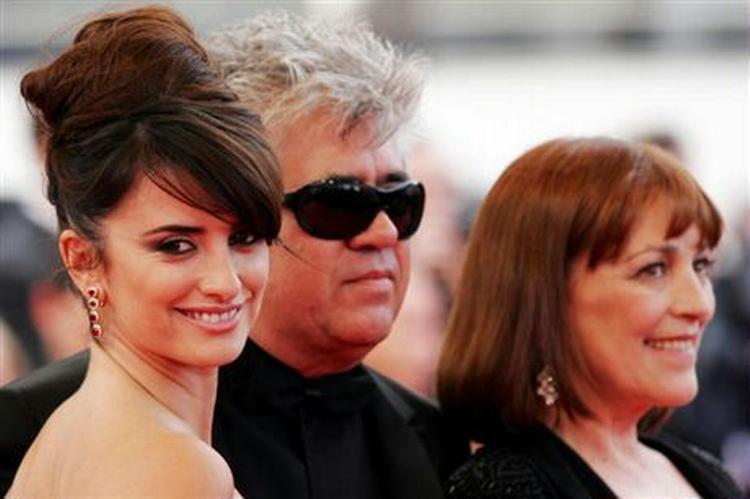 Penélope Cruz sammen med Pedro Almodóvar og Carmen Maura inden priserne blev delt ud i Cannes. - Foto: AP 