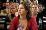 I 2015 vil der ifølge Arbejderbevægelsens Erhvervsråd være 135.000 ufaglærte arbejdere i overskud, og det vil gå værst ud over mænd. Til gengæld vil der mangle 66.000 med en videregående uddannelse, og det vil gavne kvinder mest. 
