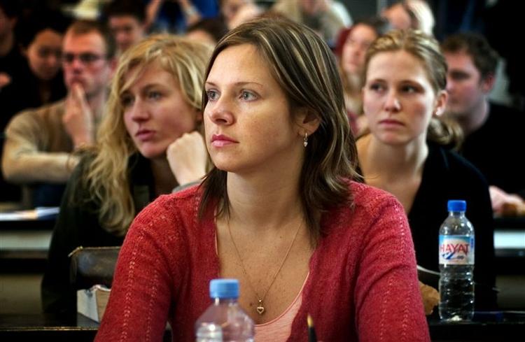 I 2015 vil der ifølge Arbejderbevægelsens Erhvervsråd være 135.000 ufaglærte arbejdere i overskud, og det vil gå værst ud over mænd. Til gengæld vil der mangle 66.000 med en videregående uddannelse, og det vil gavne kvinder mest. 