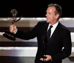 Kiefer Sutherland vandt en Emmy for sin hovedrolle i '24 timer'. Julia Louis-Dreyfus brød 'Seinfeld-forbandelsen' og vandt også en. 