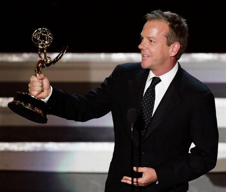 Kiefer Sutherland vandt en Emmy for sin hovedrolle i '24 timer'. Julia Louis-Dreyfus brød 'Seinfeld-forbandelsen' og vandt også en. 