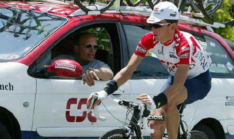 Bjarne Riis taler med Tyler Hamilton under Giro d'Italia. 