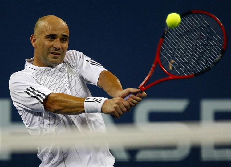 Andre Agassi var tre en halv time om at spille sig frem til anden runde i US Open 