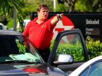 Beboerne i Florida forsyner sig med benzin. Her skændes en bilist med en tankpasser. 