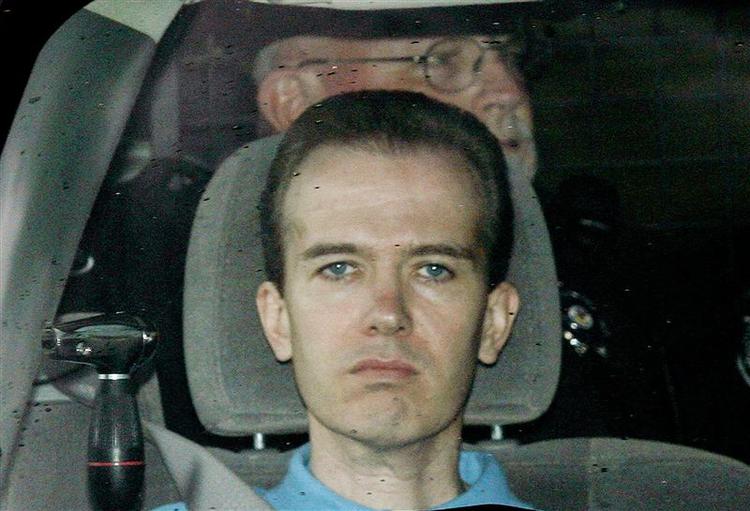 DNA-prøver viser nu, at det ikke var John Mark Karr, der myrdede den 6-årige JonBenet Ramsey for ti år siden. Efterforskningen fortsætter. 